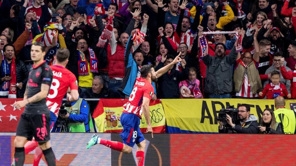 Diego Costa celebra el gol abans del descans que va sentenciar el pas a una nova final europea.