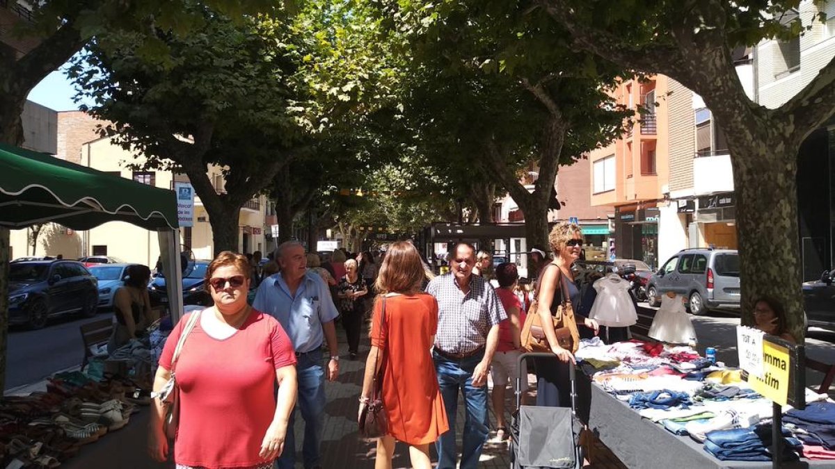 El Passeig de l’Estació de Balaguer volvió a acoger el Mercat de Rebaixes de verano.