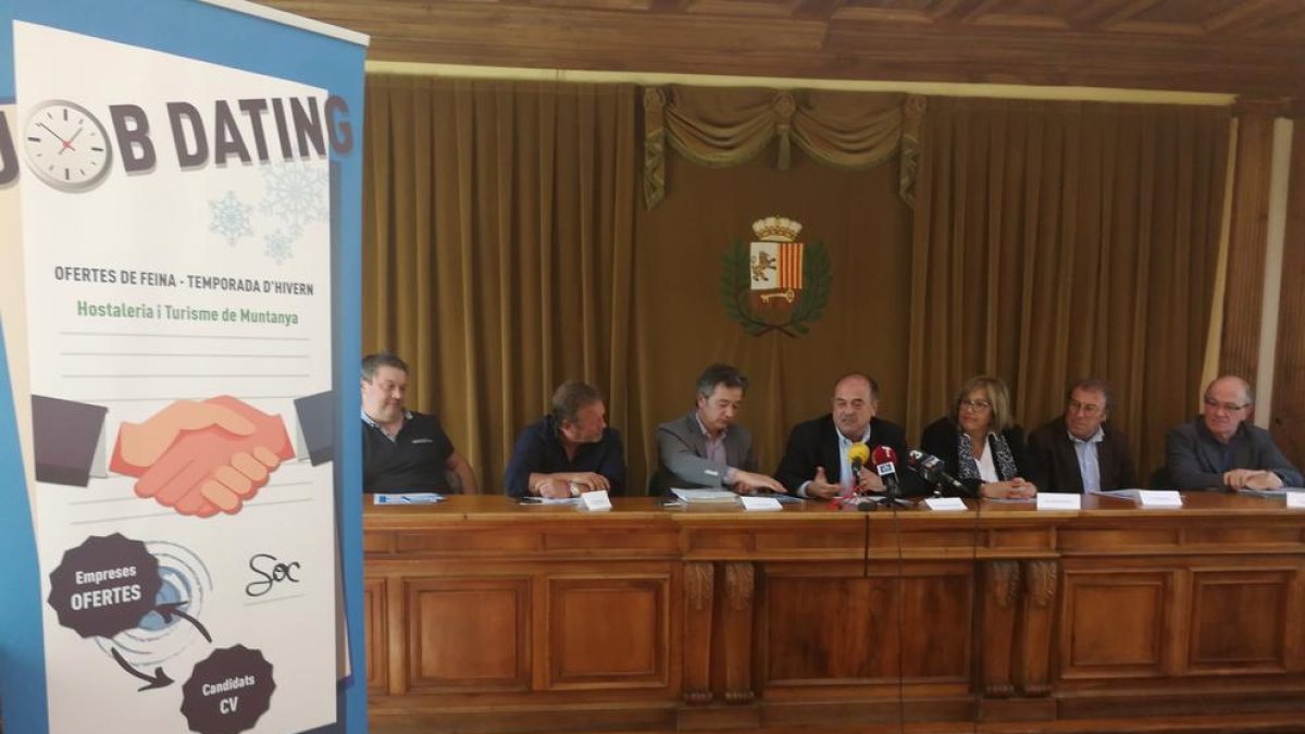 El alcalde de Vielha, en el centro, en la presentación del ‘job dating’.