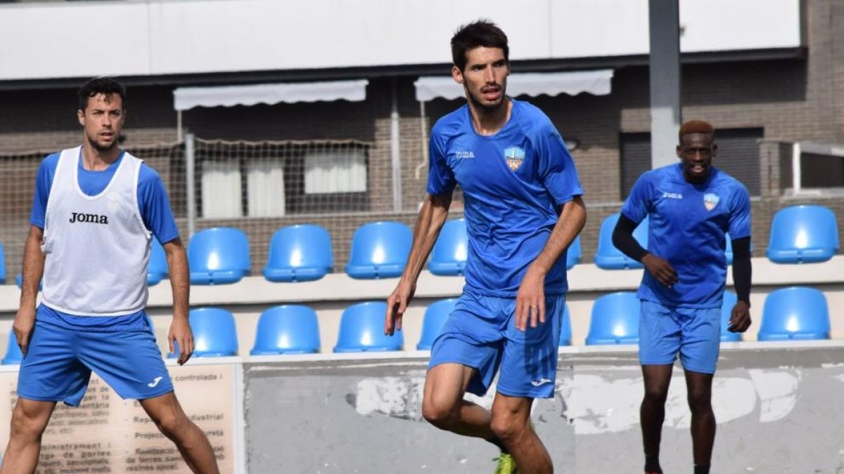 Entrenaments en gespa artificial - Els entrenaments d’aquesta setmana s’han centrat en l’adaptació dels futbolistes a la gespa artificial, superfície sobre la qual juga el Badalona al seu estadi. El Lleida Esportiu ha utilitzat les instal· ...