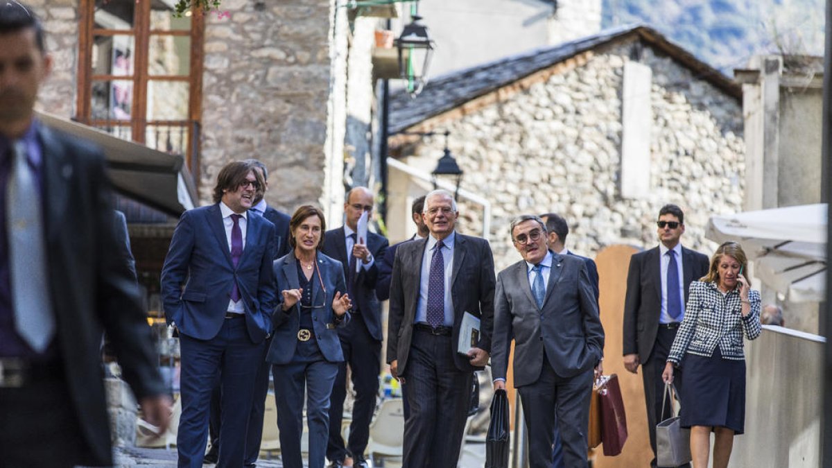 El ministro Borrell y el embajador de España en Andorra y exalcalde de Lleida, Àngel Ros.