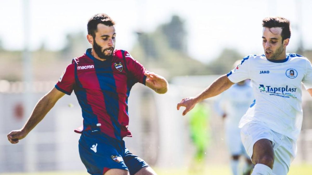 Albert Dalmau, a la izquierda, en un partido durante su etapa en el Levante.