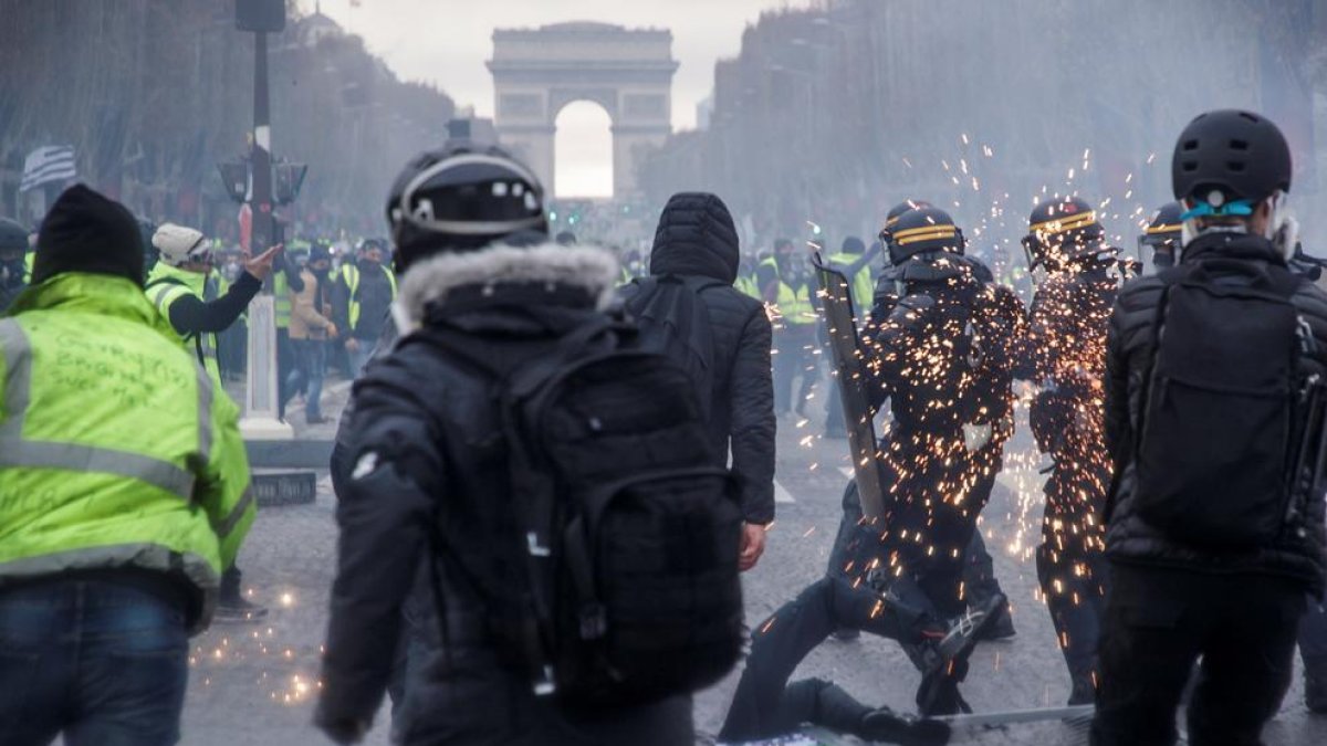 Disturbis a París durant la marxa dels Armilles Grogues, dissabte.