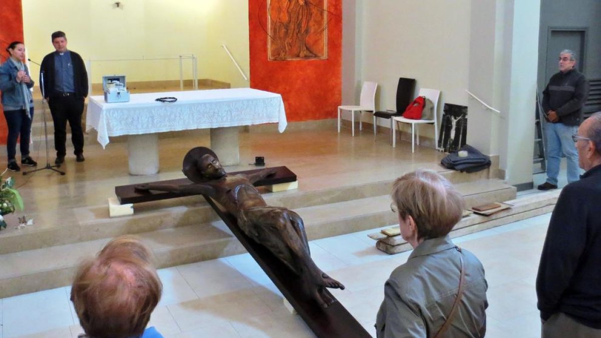 La figura del Sant Crist de Cervera es va acomiadar dimarts passat de la parròquia de Sant Antoni.