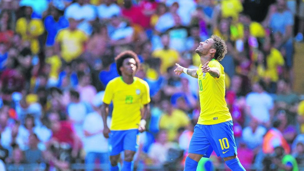 Neymar celebra el gol que anotó ayer en el amistoso de Brasil ante Croacia.