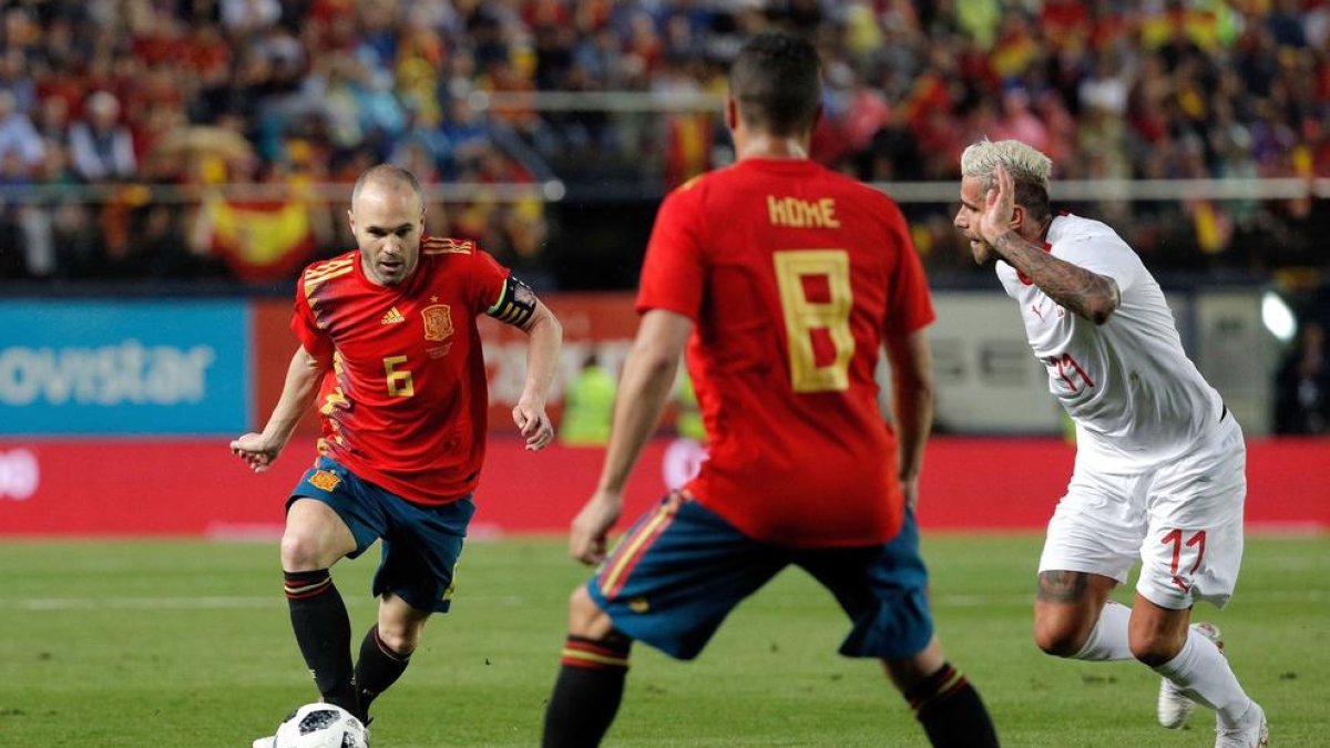 Andrés Iniesta condueix la pilota en una acció del partit d’ahir, en el qual Espanya no va passar de l’empat contra Suïssa.