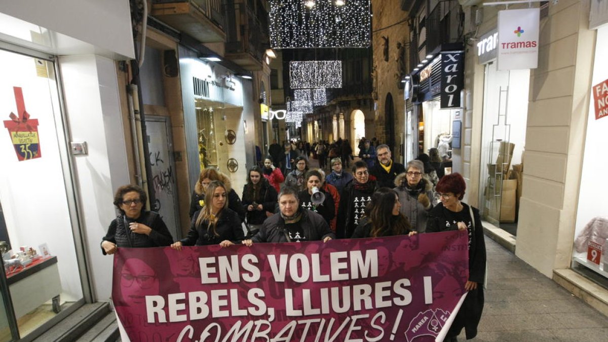 La Marea Lila es manifesta a l’Eix contra la violència masclista