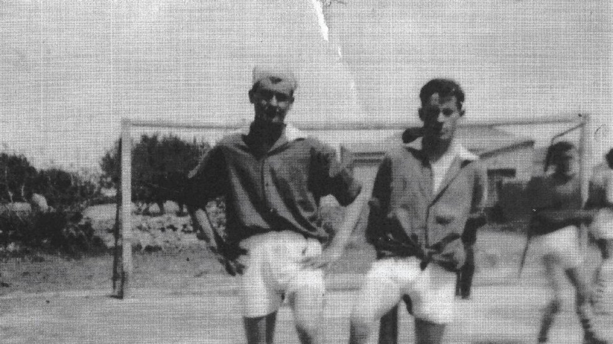 Dos futbolistes del Barbens dels anys 40 en una de les fotos més antigues que s’han pogut reunir.