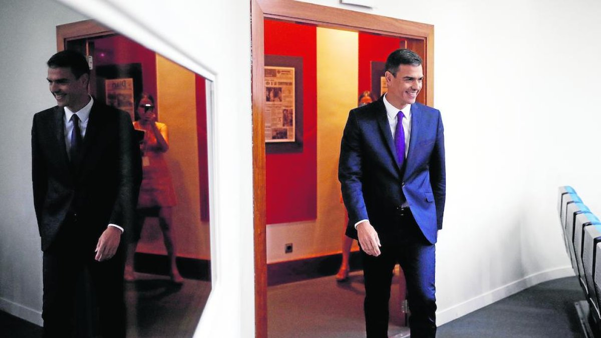 Imagen de Pedro Sánchez entrando a la rueda de prensa celebrada ayer en la Moncloa.