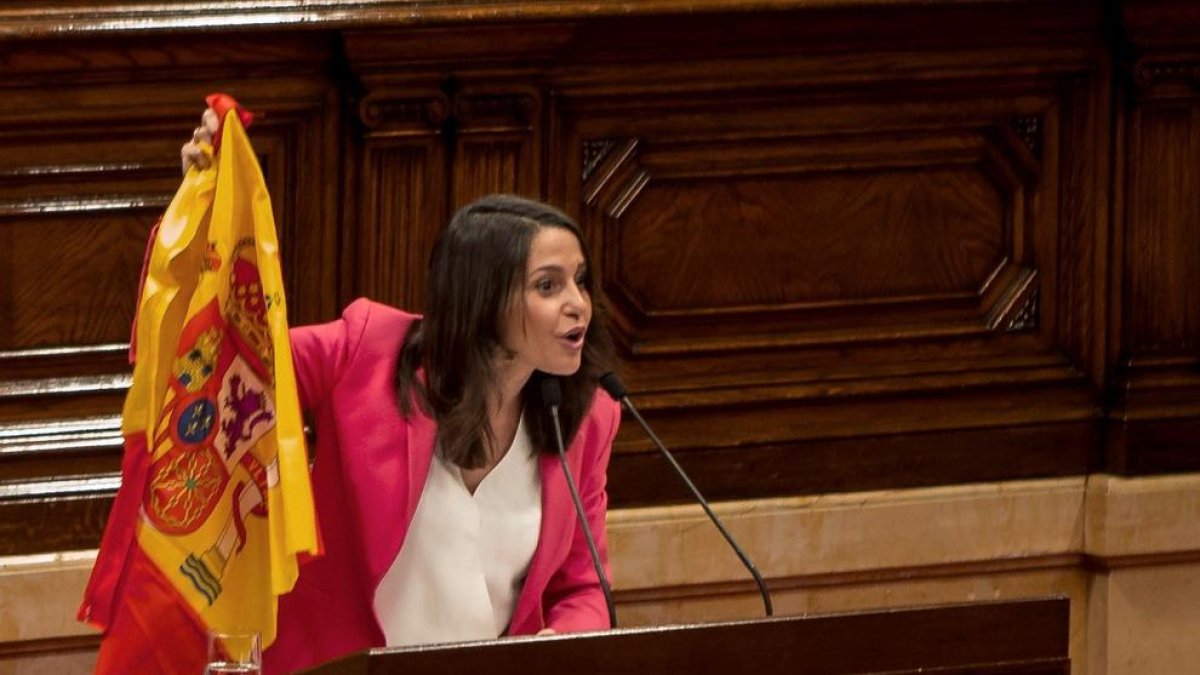 Inés Arrimadas, durant la seua rèplica al Parlament de Catalunya, alçant la bandera espanyola.