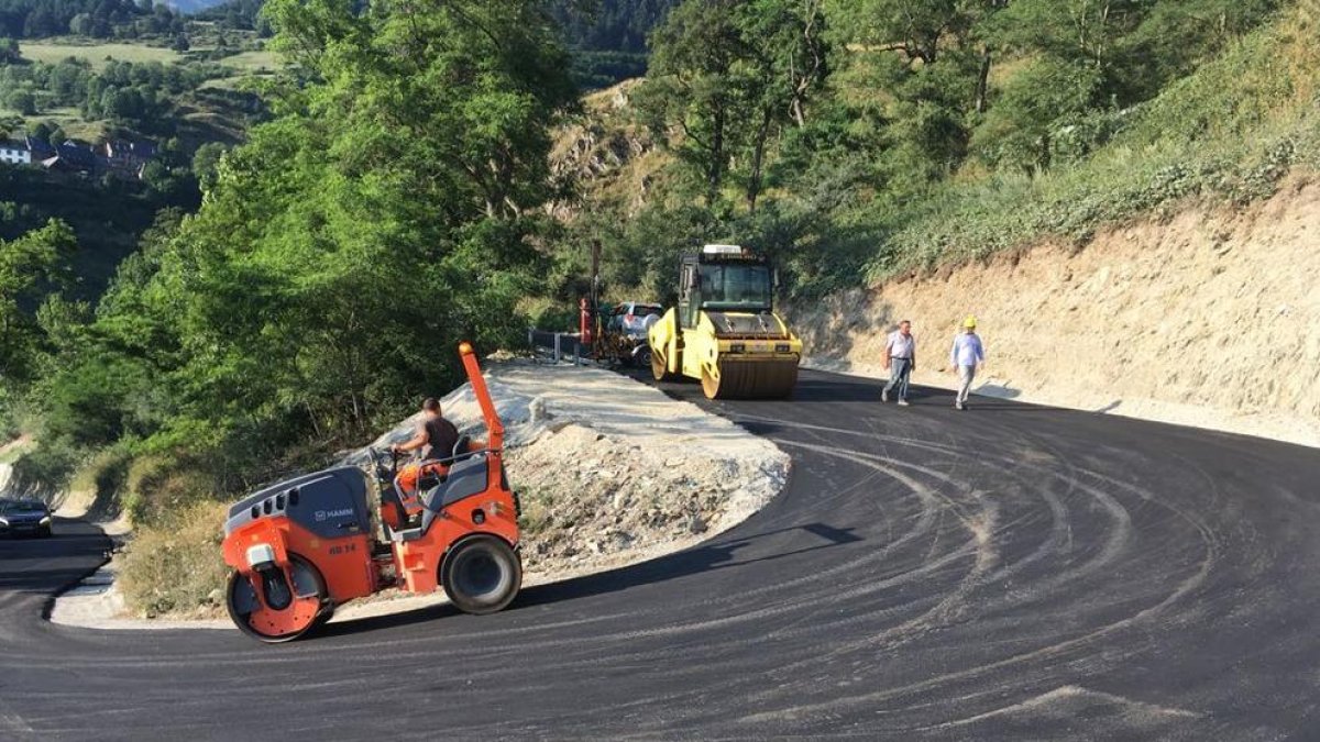 Els treballs d’ampliació de la carretera de Mont.