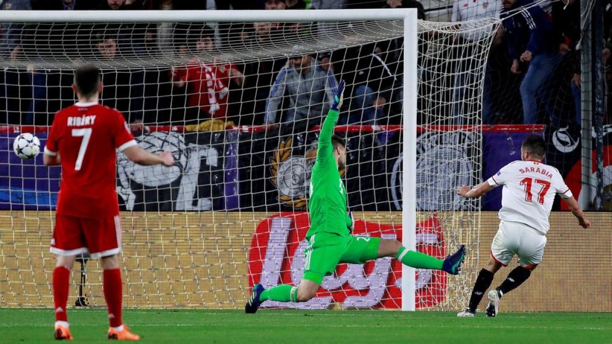 Sarabia marca el gol del Sevilla, ahir en el partit davant del Bayern de Munic.