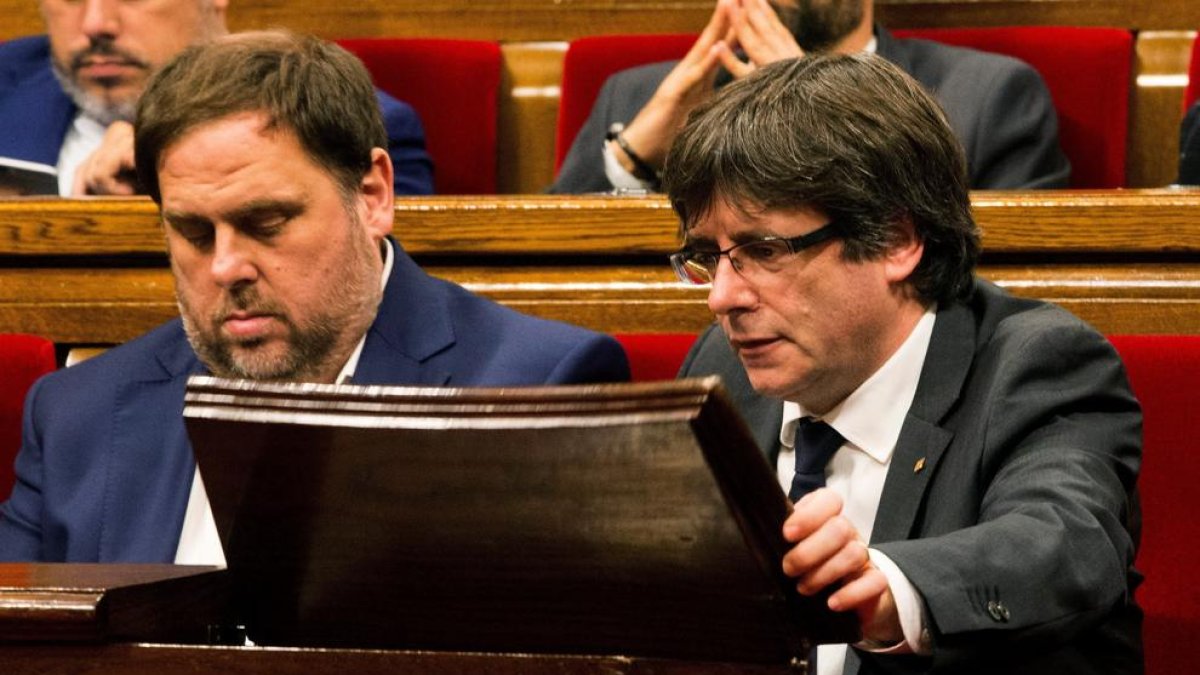 Oriol Junqueras i Carles Puigdemont al Parlament en una imatge d'arxiu.