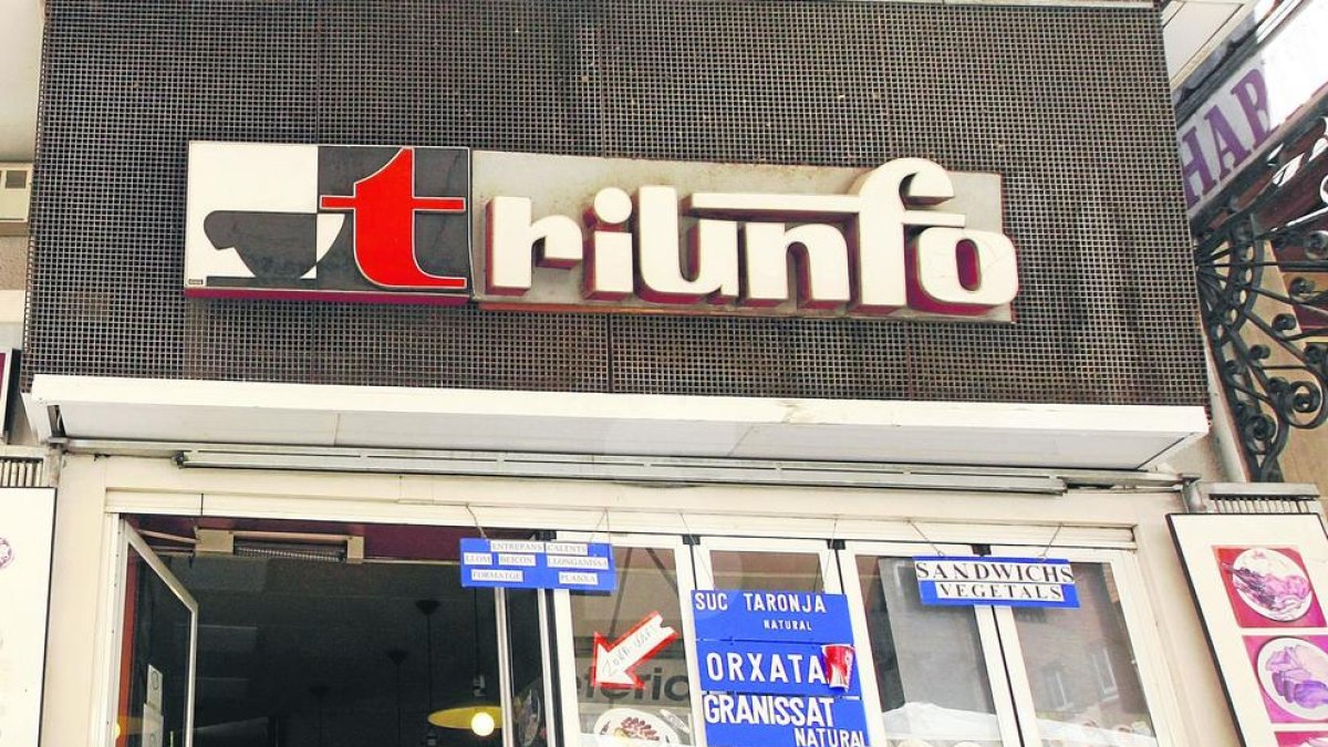 Imatge d'arxiu de la cafeteria Triunfo, que va tancar fa deu anys i on després va obrir una botiga de telefonia.
