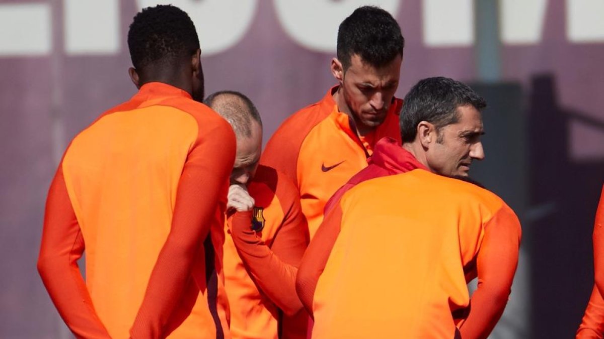 Busquets i Valverde, ahir en la sessió d’entrenament del FC Barcelona.