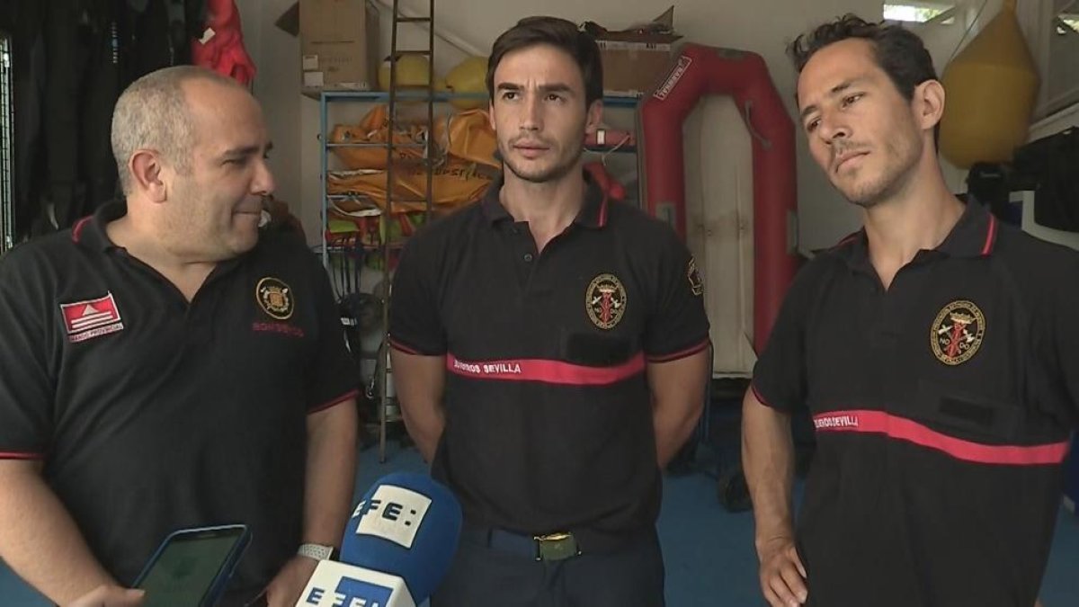 Los bomberos sevillanos Manuel Blanco, Julio Latorre y Quique Rodríguez.