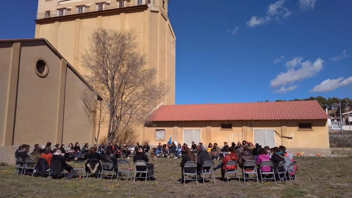 Miembros de Agrat celebrando la reunión junto a los silos, el lugar del que luego les expulsarían.