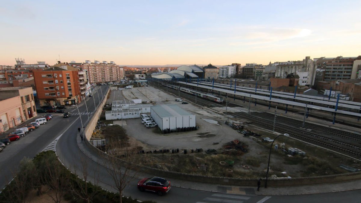 Als terrenys de l’entorn de l’estació de trens està previst un centre comercial i pisos.