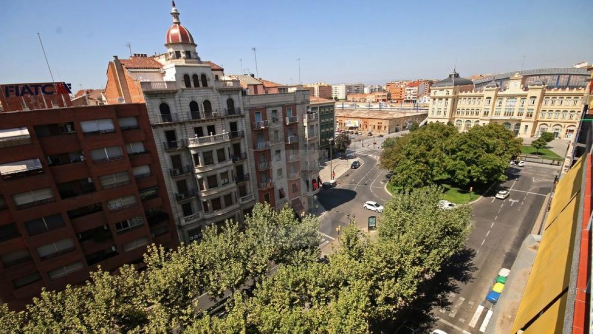 Vista de la Rambla Ferran de Lleida, amb l'estació de Renfe al fons.