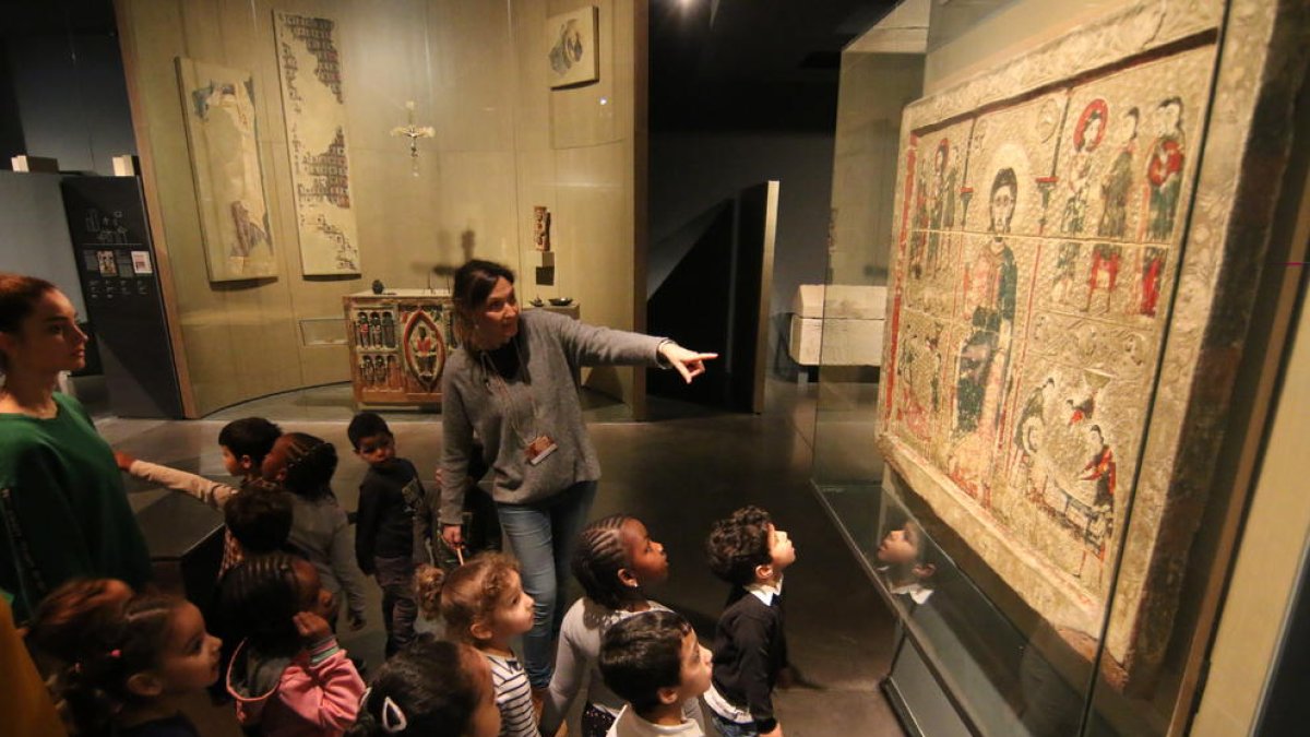 Visitantes escolares ayer por la mañana en la exposición permanente del Museu de Lleida.