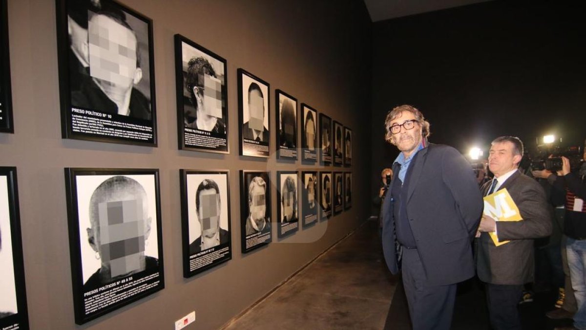 Tatxo Benet i el director del Museu de Lleida, Josep Giralt, davant les imatges del muntatge 'Presos polítics'.