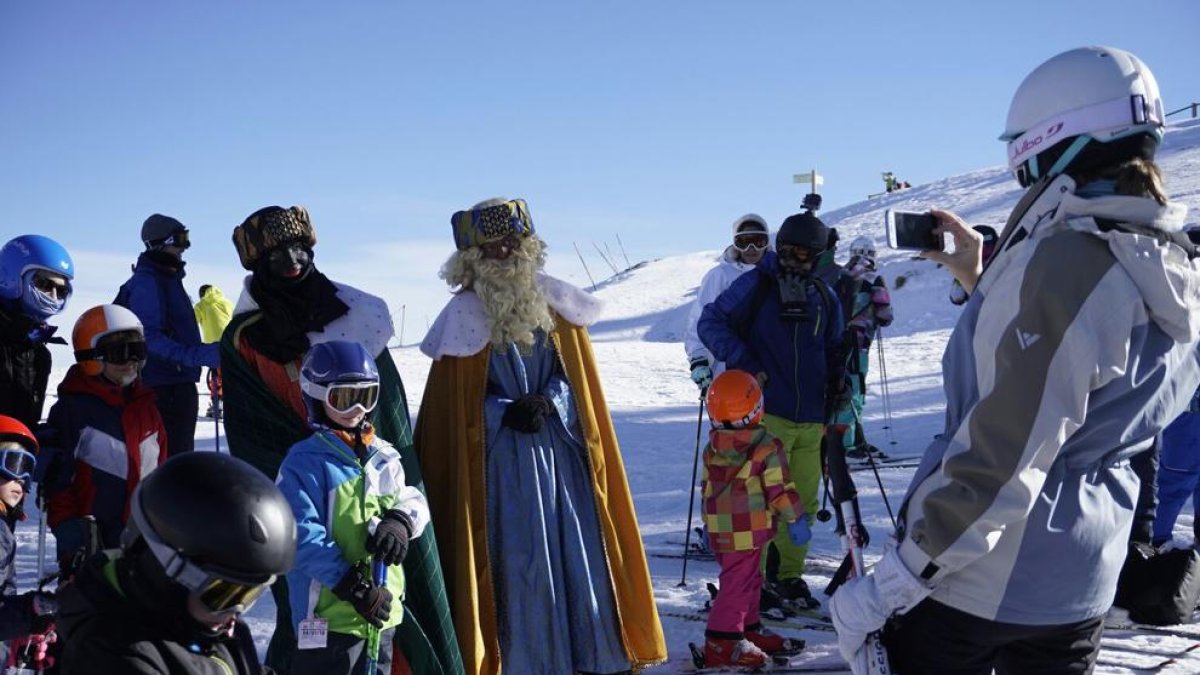 Los Reyes Magos de Oriente llegaron ayer a Port Ainé  para saludar a los más pequeños.