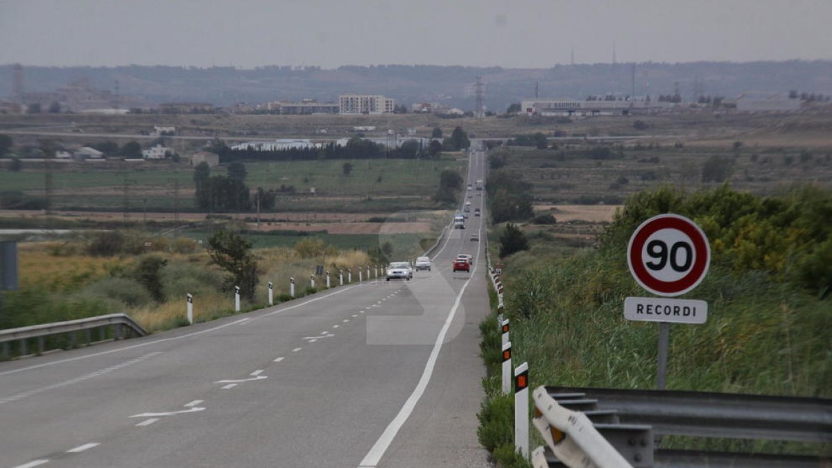 Una senyal de límit de velocitat en una carretera de Lleida.
