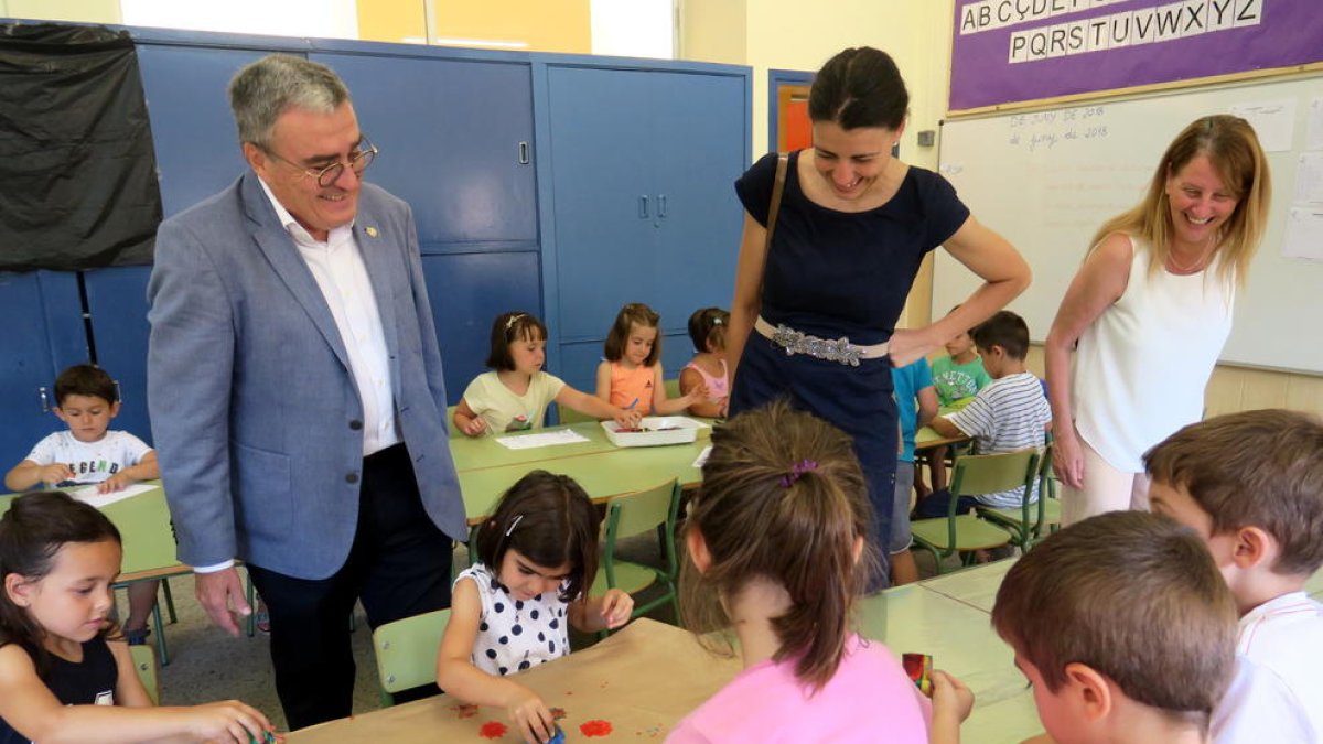 Ros i la regidora d’Educació van visitar ahir les activitats al col·legi Pràctiques II.