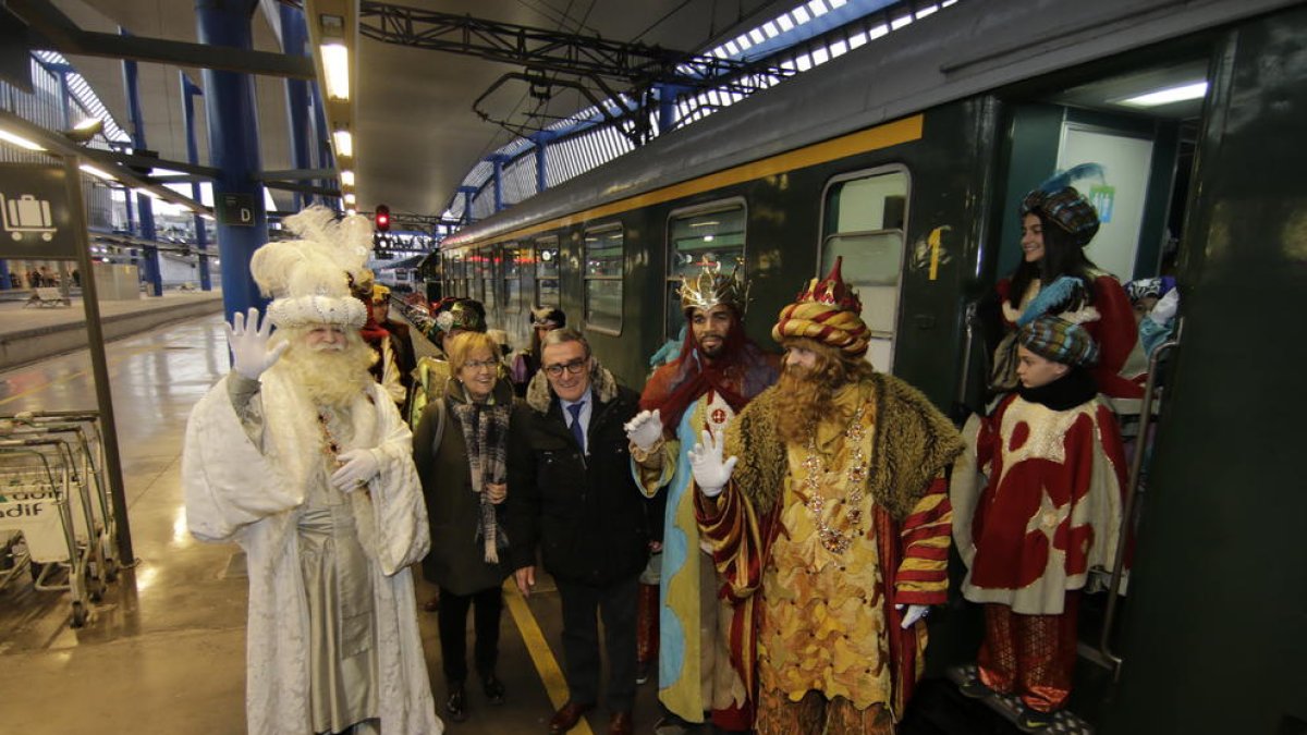 Els Reis, rebuts per les autoritats a peu de tren, l’any passat.