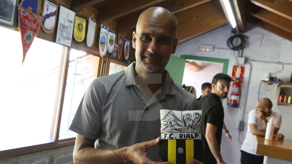 Pep Guardiola, entrenador del Manchester City, dirige el entrenamiento en su campus de Rialp