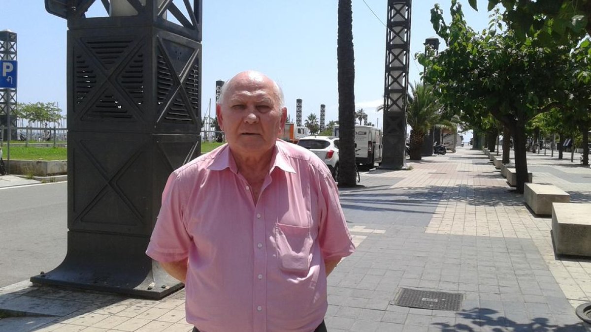 Laszlo Kaszas, de 80 años, vive en Barcelona y sigue pendiente de la trayectoria del Lleida.