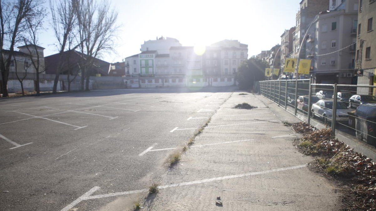 El solar està rodejat amb tanques i encara són visibles senyals de l’anterior pàrquing que hi havia.