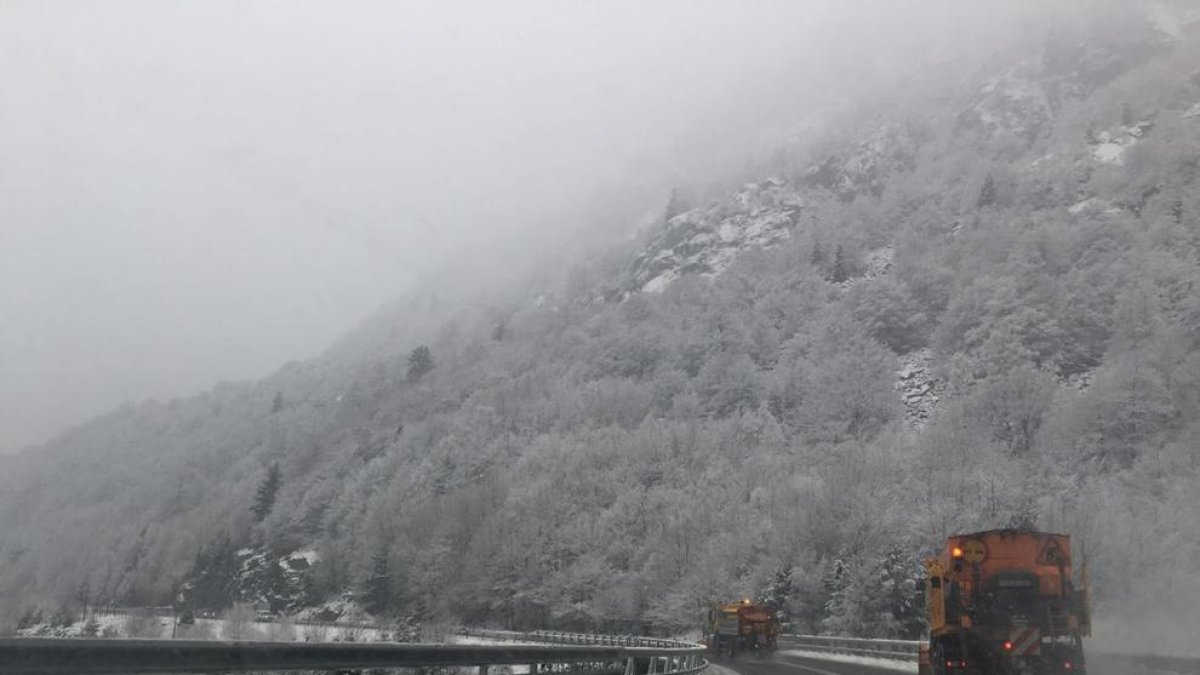 Máquinas quitanieves ayer en la Alta Ribagorça.