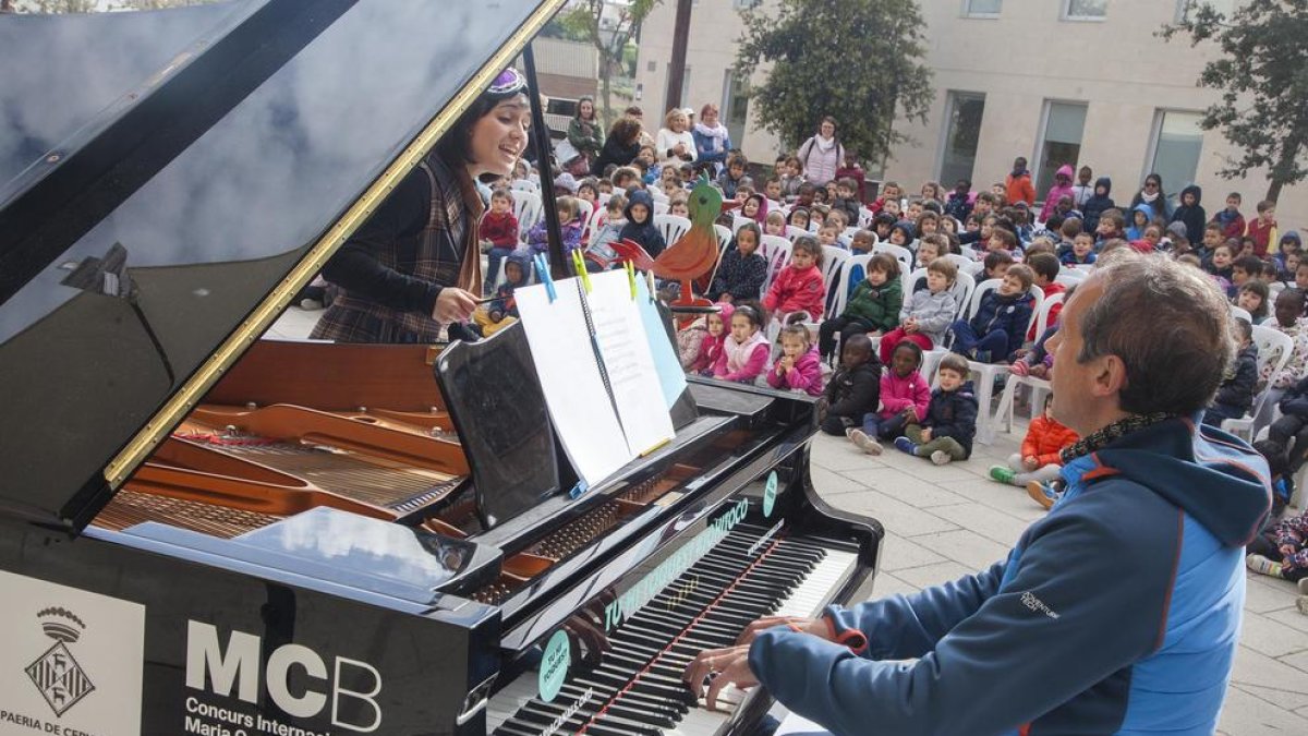 Uno de los conciertos de piano en la calle ayer en Cervera, con un atento público infantil. 