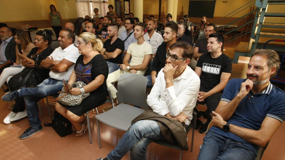 Desenes de gitanos van assistir ahir a la presentació dels cursos al Casal Cívic de la Mariola.