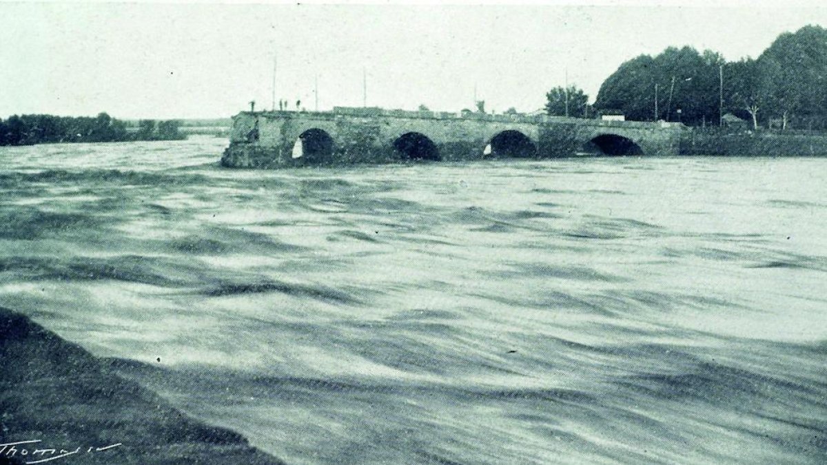 Aspecte del pont del Segre el dia 23 d'octubre del 1907.