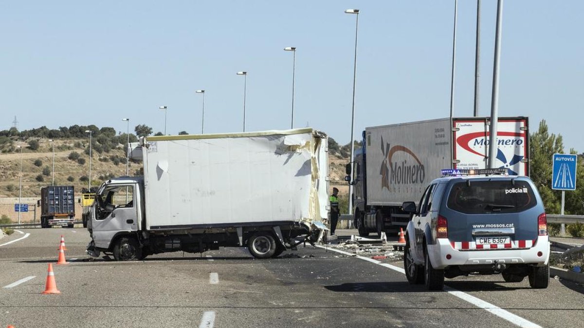 Imagen de la camioneta y el tráiler que colisionaron por alcance en Cervera.