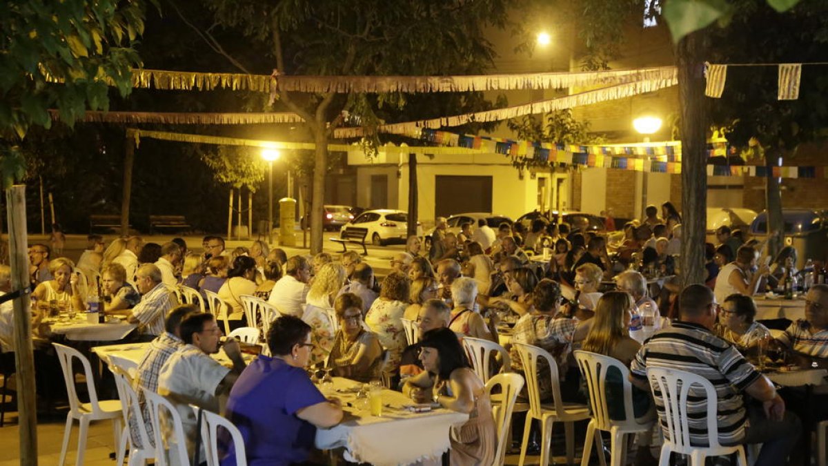 Vista dels participants ahir al sopar a la fresca amb espectacle a la plaça del Ferroviaris.