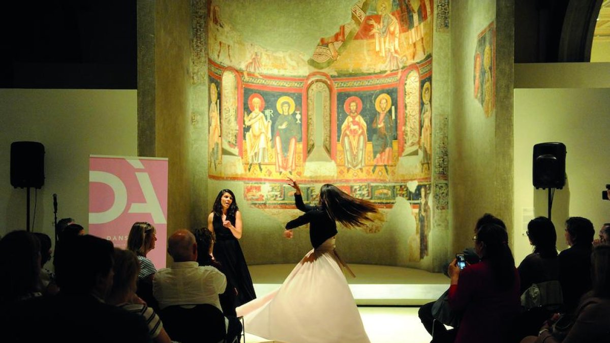 El Dansàneu ‘balla’ al MNAC davant els frescos de Sant Pere del Burgal