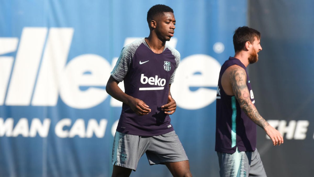 Ousmane Dembélé, durante el entrenamiento de ayer en Barcelona junto a Leo Messi.