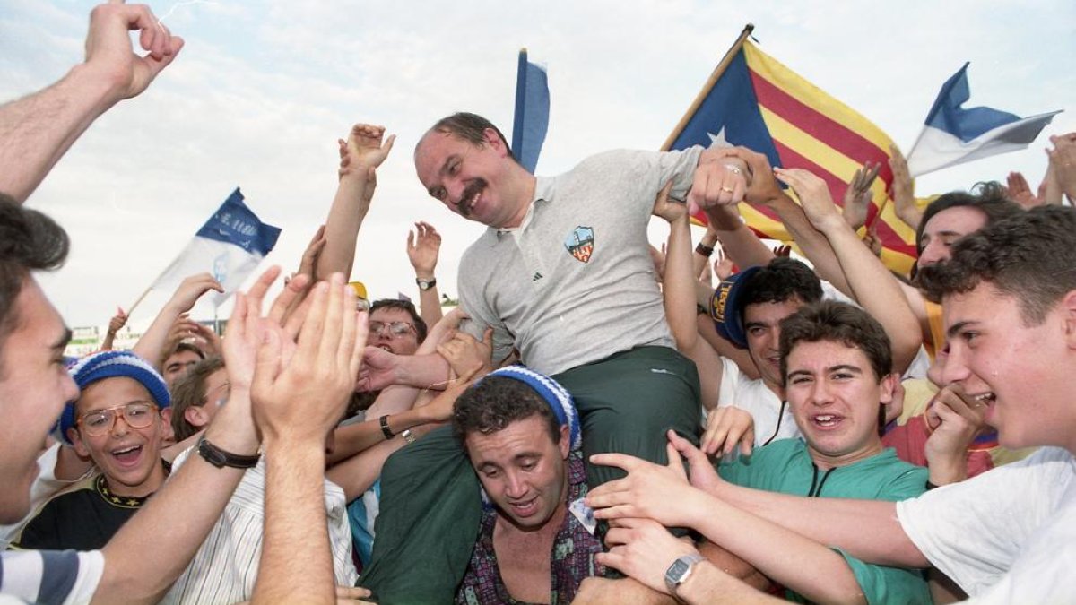 Mané es paseado a hombros por aficionados tras el partido en el que el Lleida ganó al Badajoz.