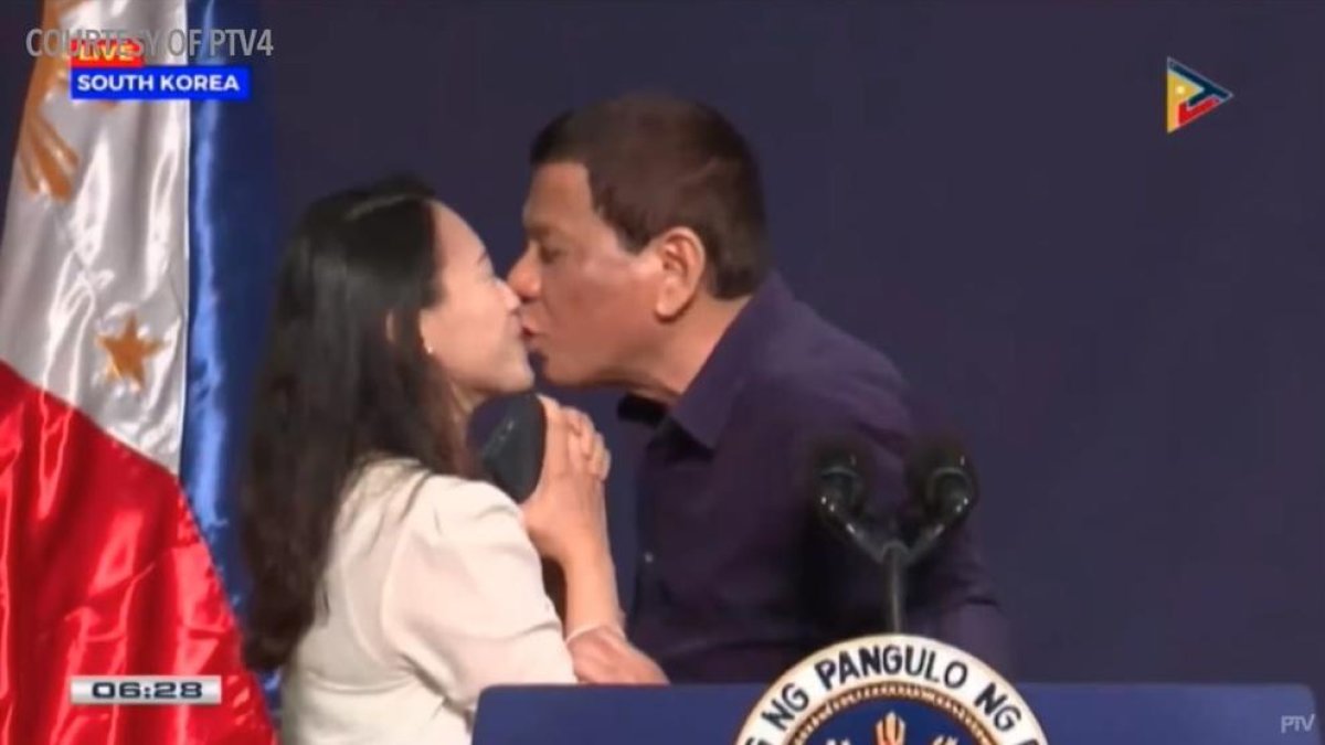 Imagen del momento del beso “forzado” de Duterte a una mujer.