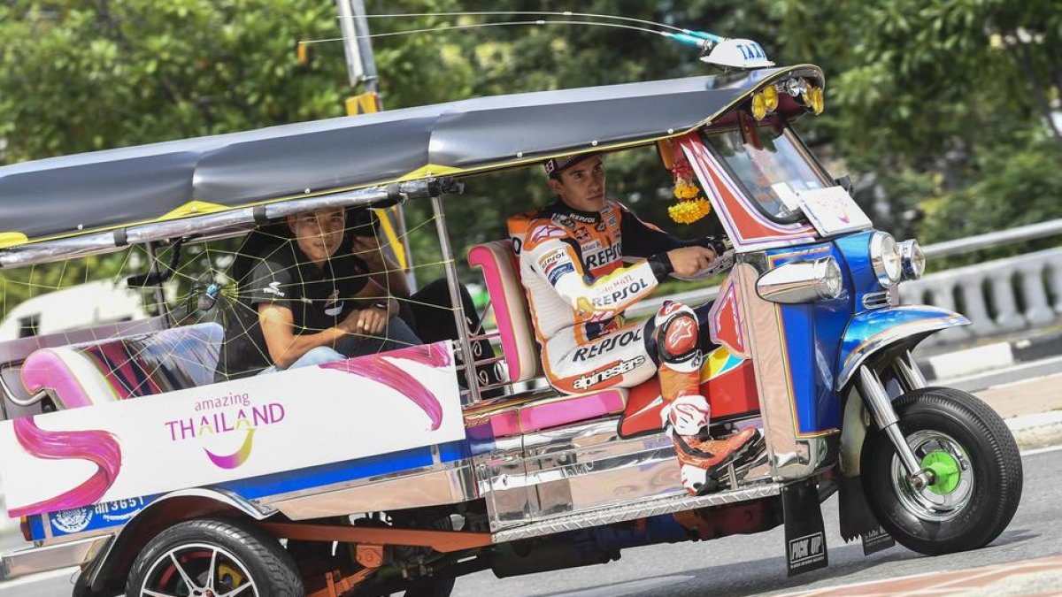 Marc va conduir el típic taxi ‘tuk-tuk’ pels carrers de Bangkok.