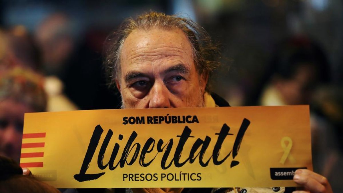 Un ciutadà en una protesta per demanar la posada del llibertat de Junqueras, Forn i els 'Jordis'.