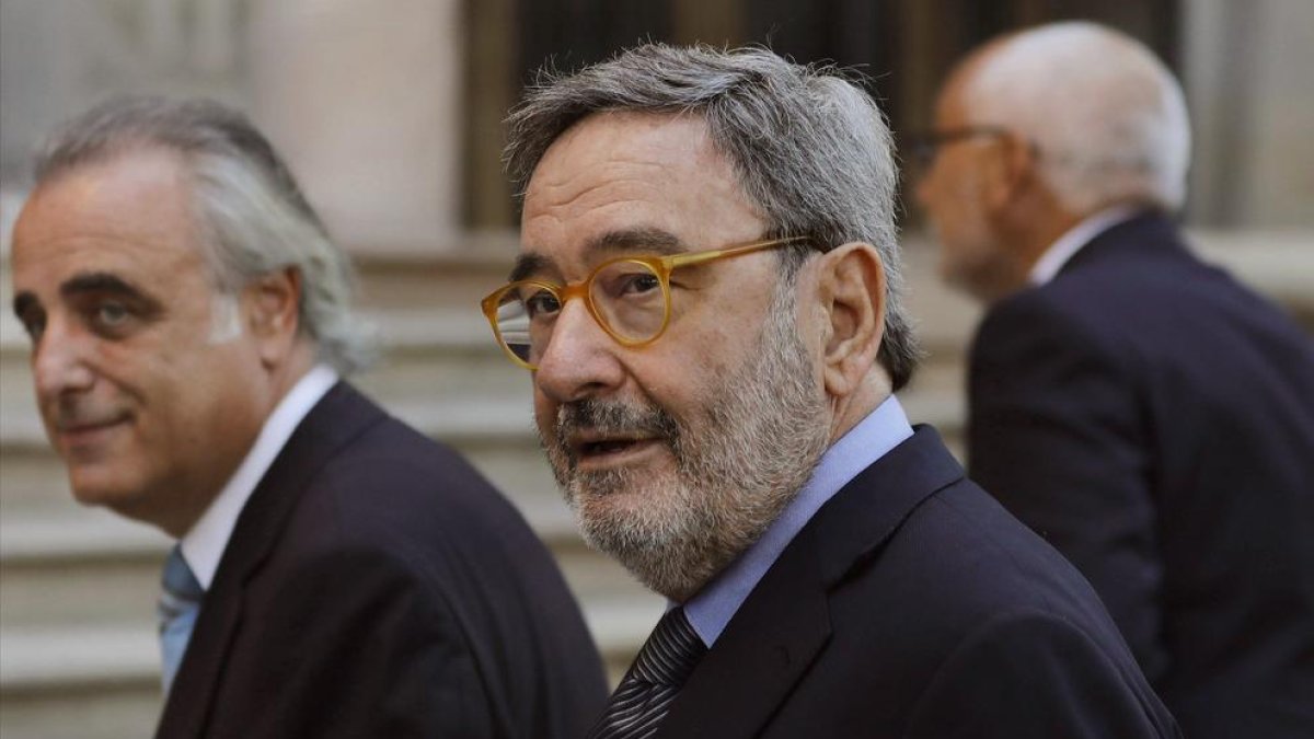 L’expresident de Catalunya Caixa Narcís Serra i el seu advocat, Pau Molins, ahir a Barcelona.