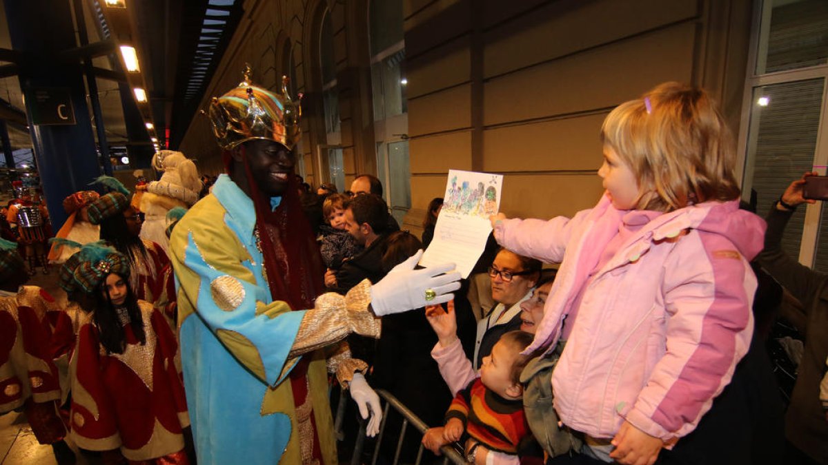 Una niña entrega su carta al rey Baltasar a última hora.