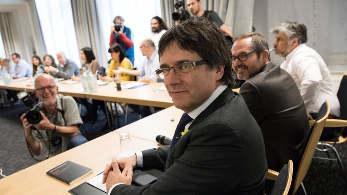 Carles Puigdemont , junto al vicepresidente primero de la Mesa del Parlament, Josep Costa, durante la reunión celebrada hoy en Berlín con la práctica totalidad de los diputados de JxCat.