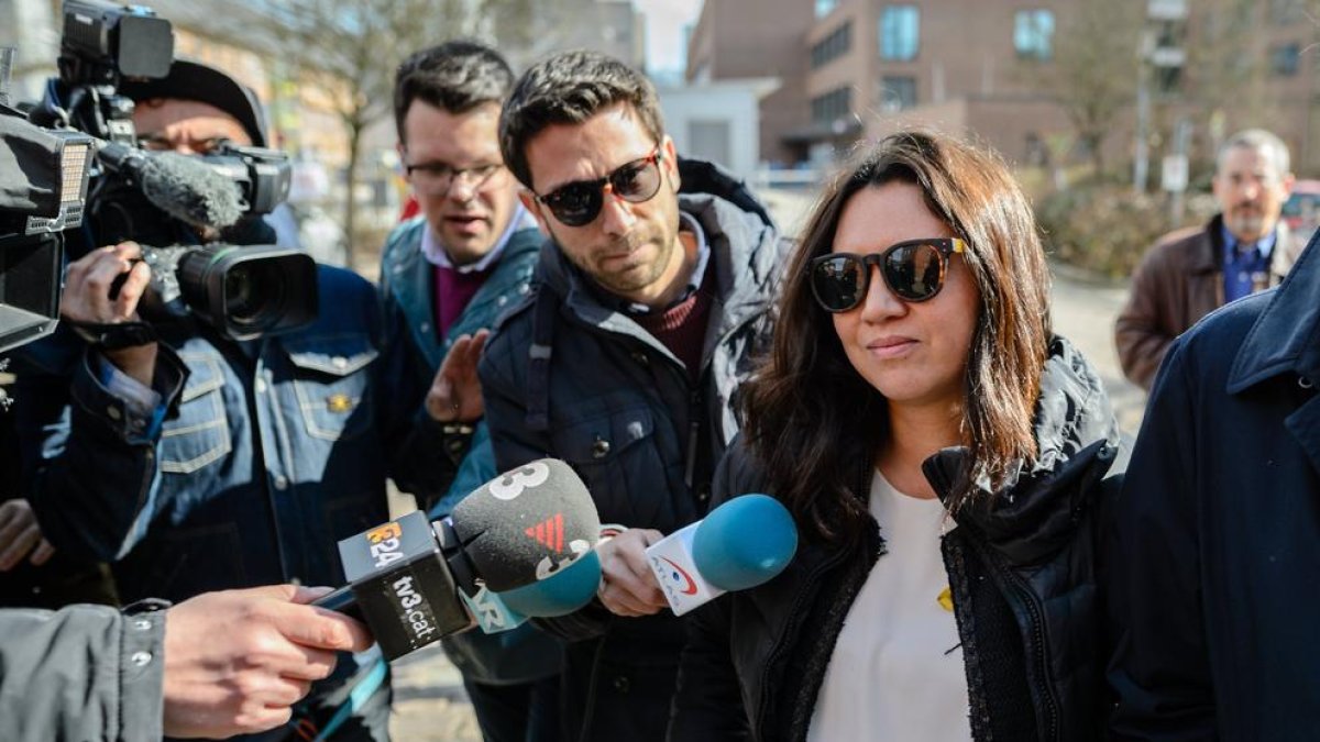 Marcela Topor, esposa de Carles Puigdemont, ahir, a l’arribar a la presó de Neumünster.