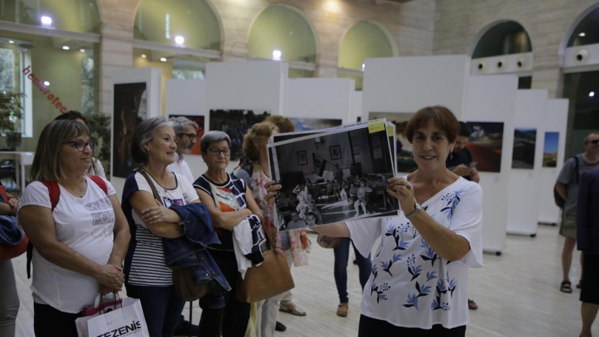 La directora de la Biblioteca Pública de Lleida, Antònia Capdevila, mostrando una foto de la antigua maternidad, ayer.