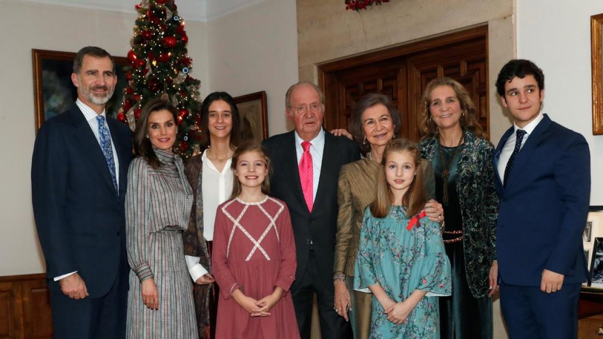 El rey emérito, junto a Sofía, los reyes Felipe y Letizia, sus hijas, y la infanta Elena con los suyos, Froilán y Victoria.